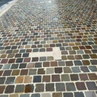 PAK 001 - PAVÉ DE KANDLA GRIS OU BRUN MULTICOLORE 14x14CM ÉP.2,5 calibré